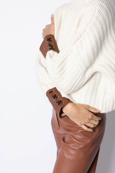 Hero CROPPED CASHMERE LEATHER SWEATER - MILK/COGNAC