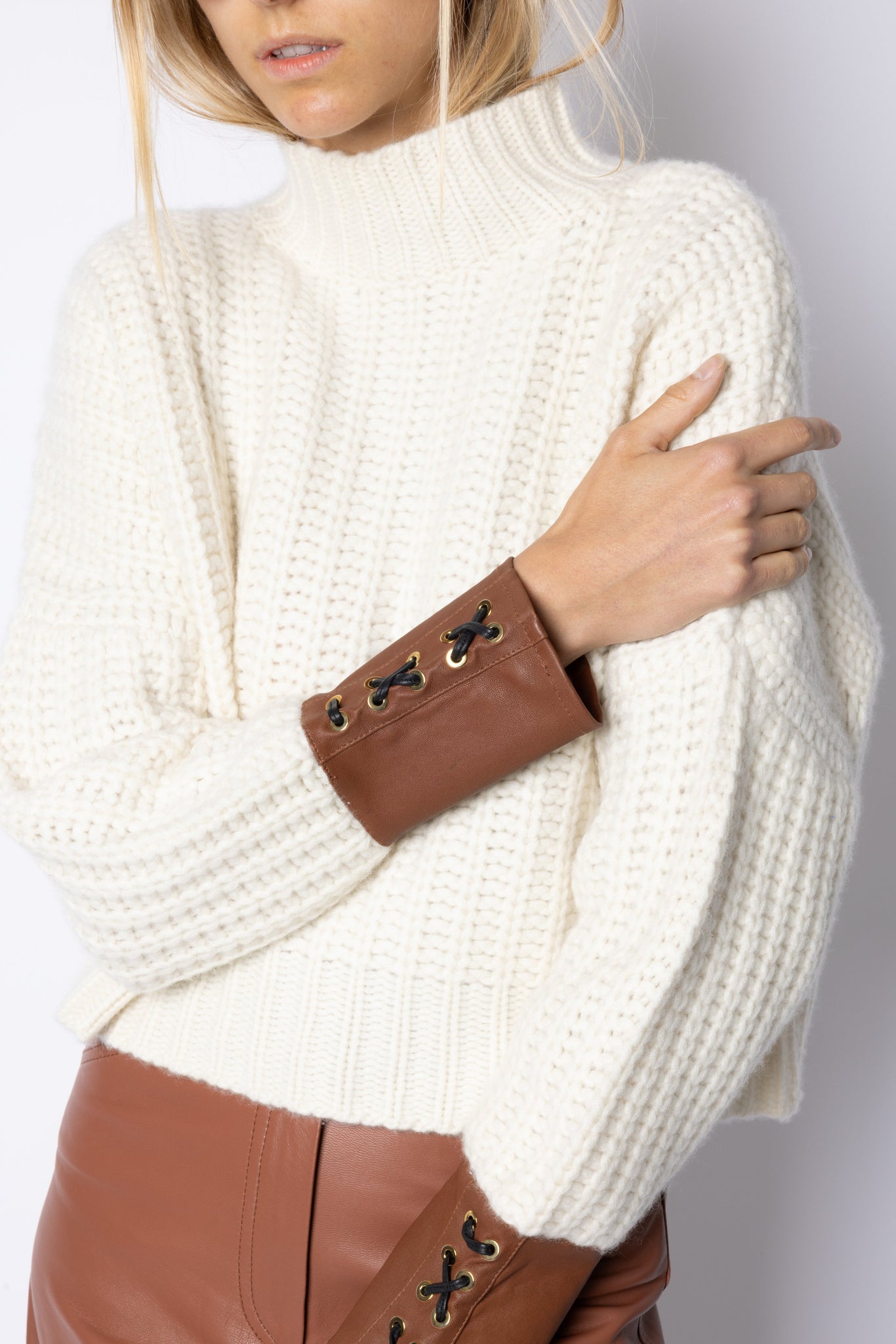 Hero CROPPED CASHMERE LEATHER SWEATER - MILK/COGNAC
