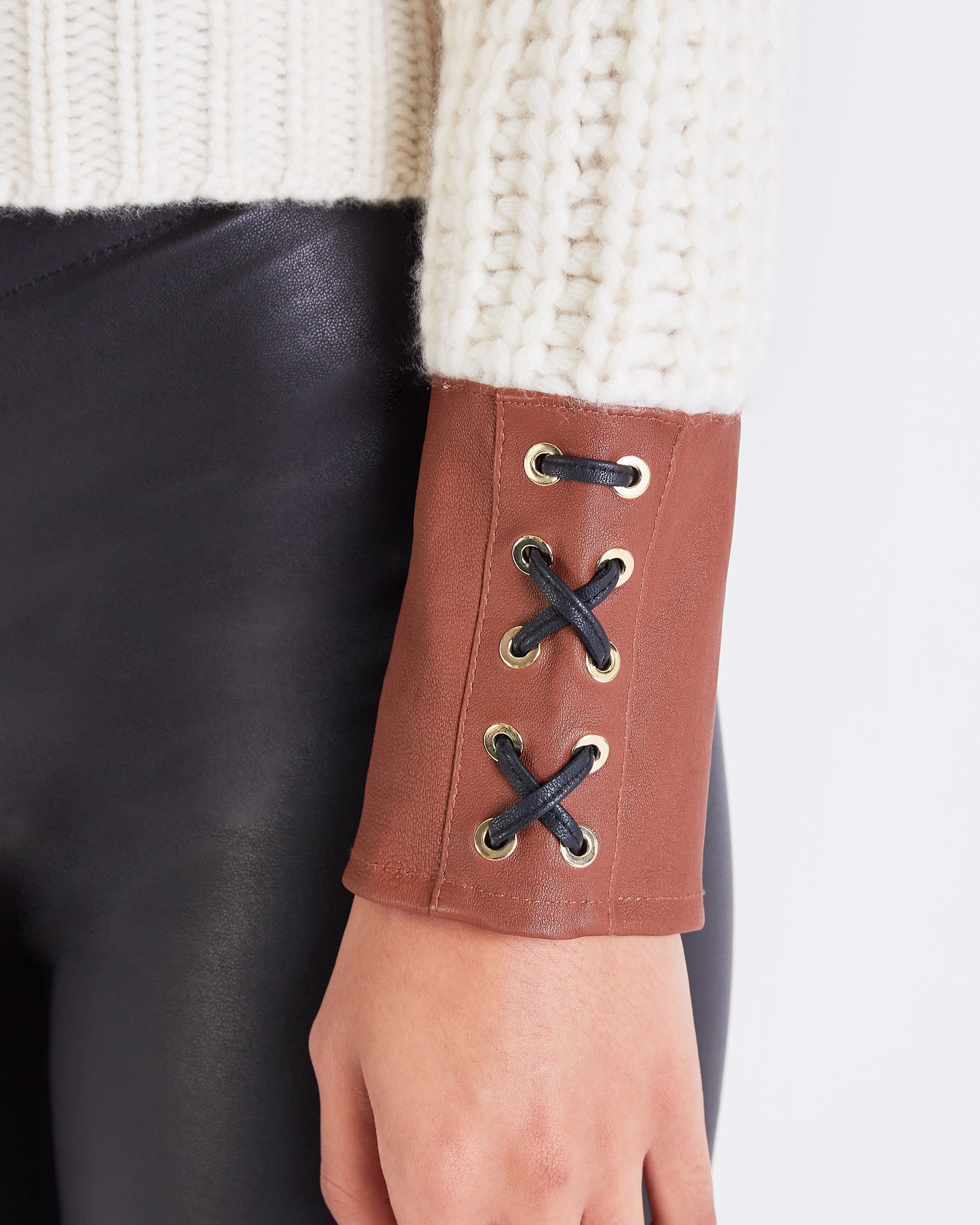 Hero CROPPED CASHMERE LEATHER SWEATER - MILK/COGNAC